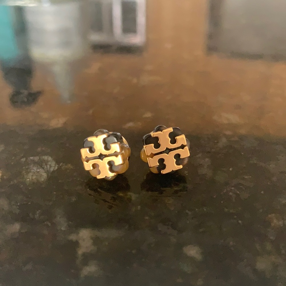Tory Burch logo earrings - tortoise